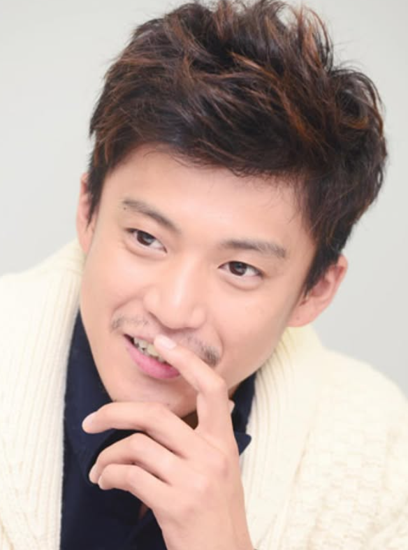 明日花綺羅2012年末與男星小栗旬（圖）因工作結識，時常致電給男方聊天，導致正宮暴怒。（翻攝自IG）