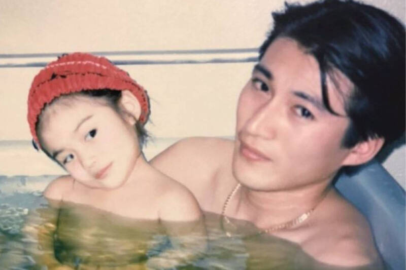 明日花綺羅的父親顏值超高，引起討論。（翻攝自推特）