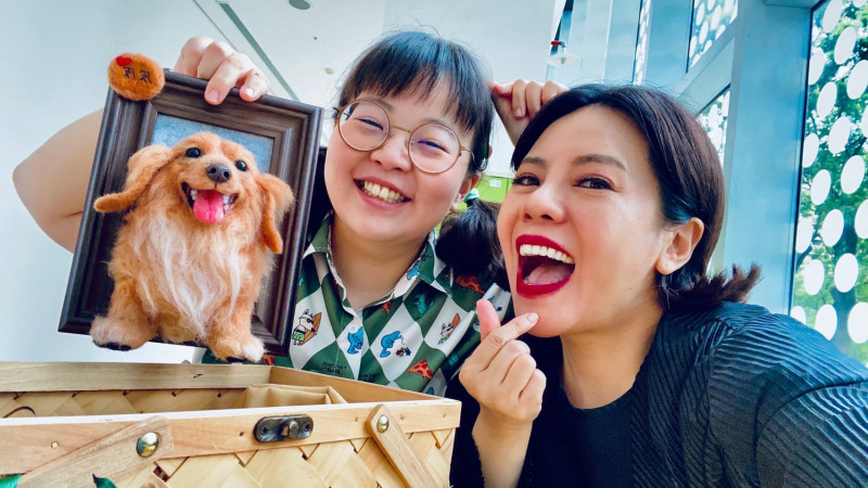 宮美樂（左）送上特製狗狗羊毛氈，維妙維肖，讓錦雯感動不已。（民視提供）