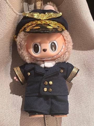 胡兵親自為Labubu設計機長制服。（翻攝自網路）