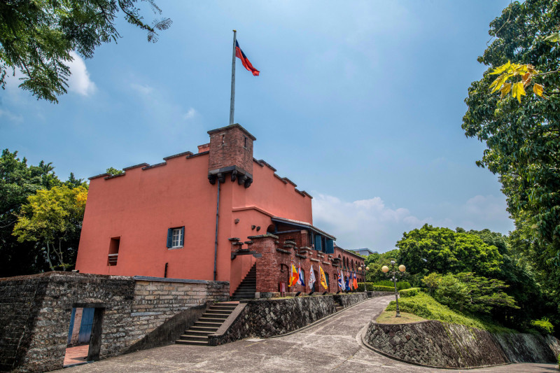 淡水紅毛城以經典的紅磚堡壘建築矗立於淡水港口，是影視作品熱門拍攝地。（新北市新聞局提供）