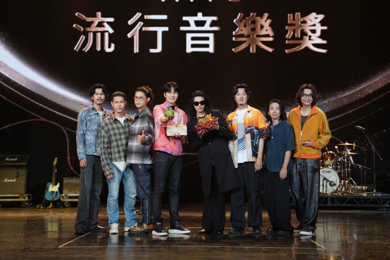 火拚蔡依林搶版面！宇宙人麋先生出招祭出男男吻