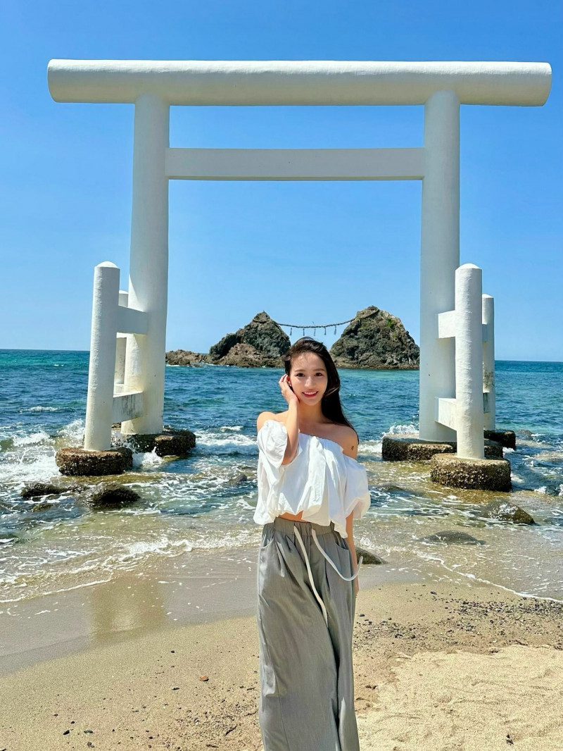 林采緹遊日大秀香肩鎖骨 白色鳥居美景搶鏡