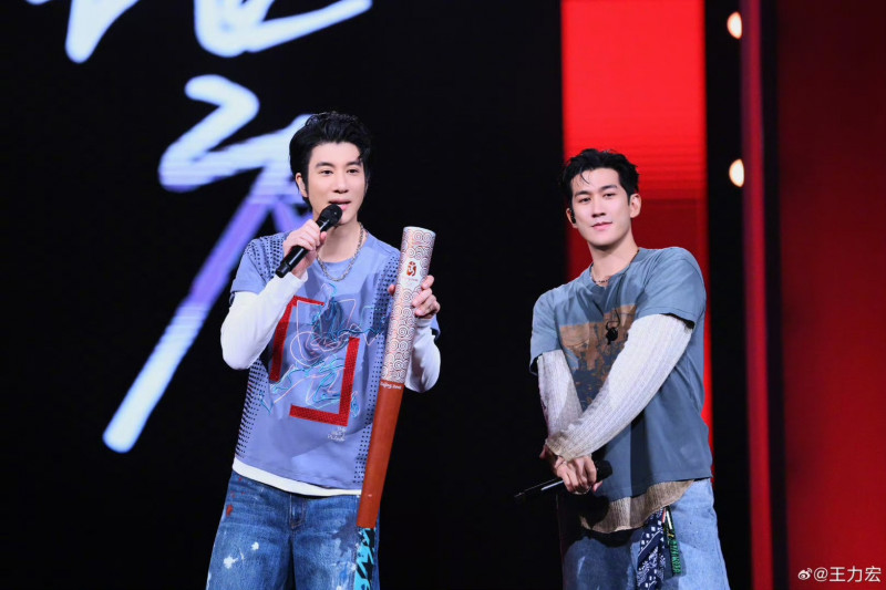 王力宏（左）開唱，與他神撞臉的李治廷擔任嘉賓。（翻攝微博）