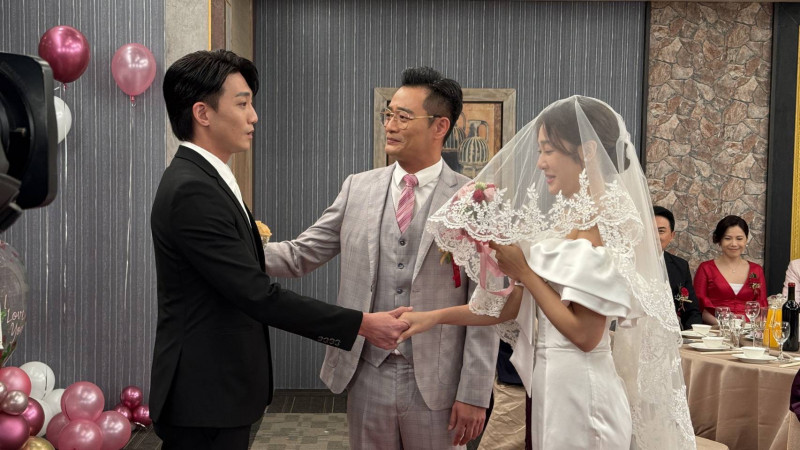 邱子芯劇中與男友楚翔歷經分分合合，終於攜手步入婚姻殿堂。（三立提供）