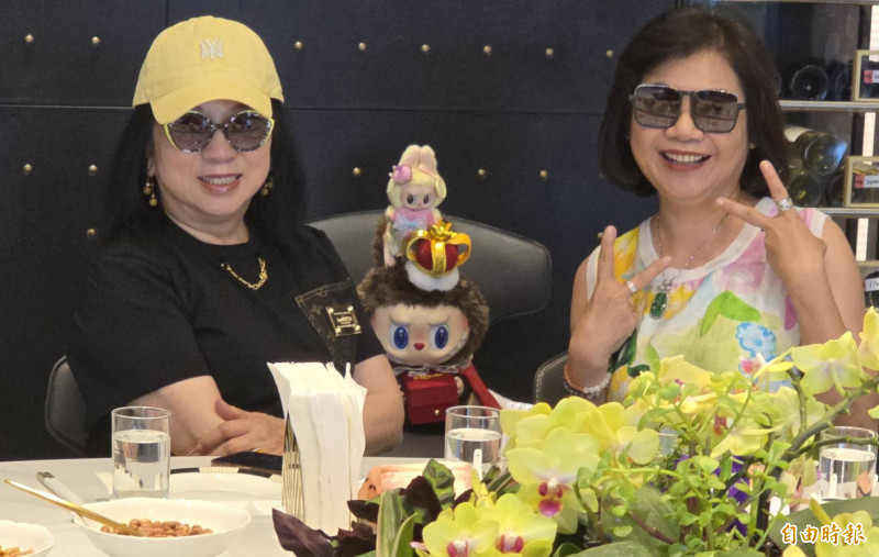 Labubu也是貴婦的寵兒，還可以跟貴婦（左為長庚生技的王瞶英、右為安馳董娘李珍華）一起上桌用餐。（記者胡如虹攝）