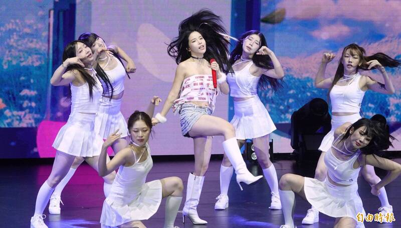 頌樂頭髮超飄逸，簡直可以接拍洗髮乳廣告。（記者潘少棠攝）