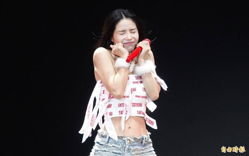 頌樂閉眼做出俏皮的表情。（記者潘少棠攝）