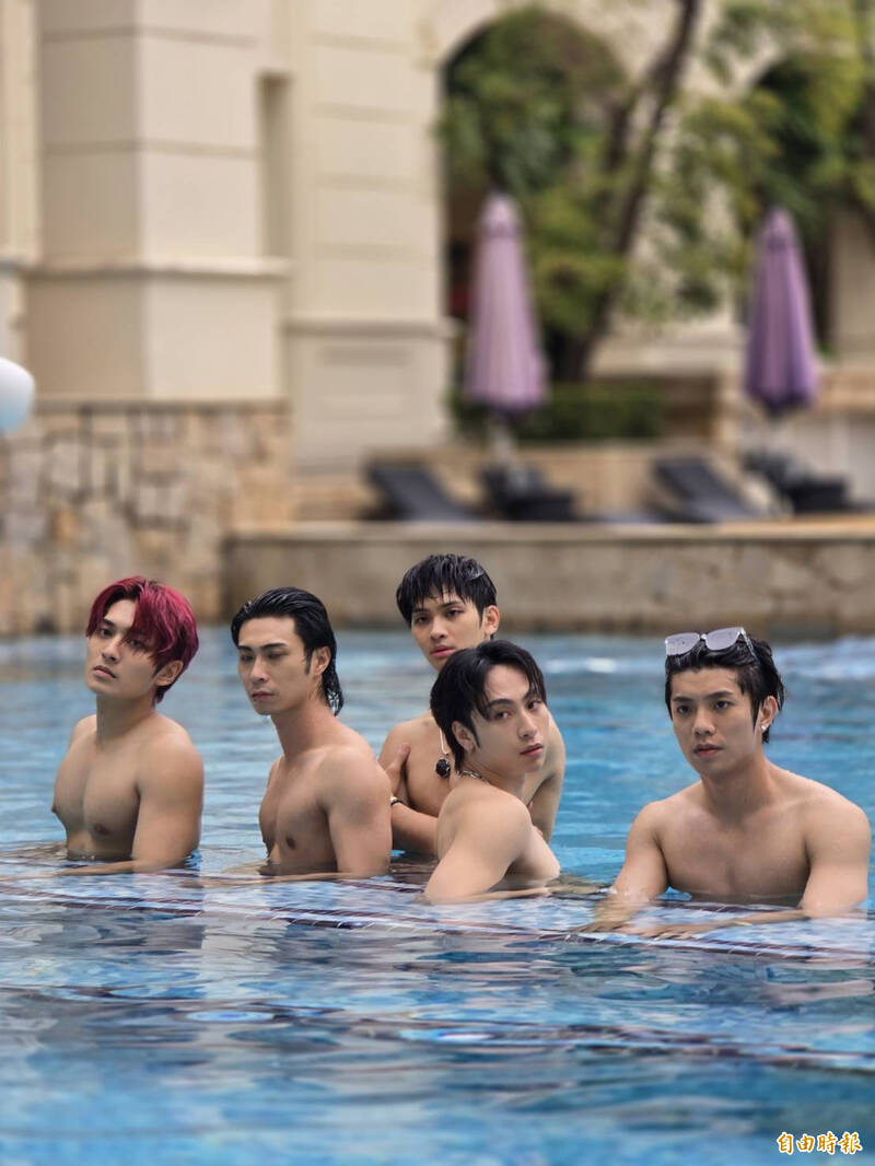 FEniX脫衣到泳池玩水。左起為李承隆、MAX、夏浦洋、曹家齊與陳峻廷。（記者侯家瑜攝）