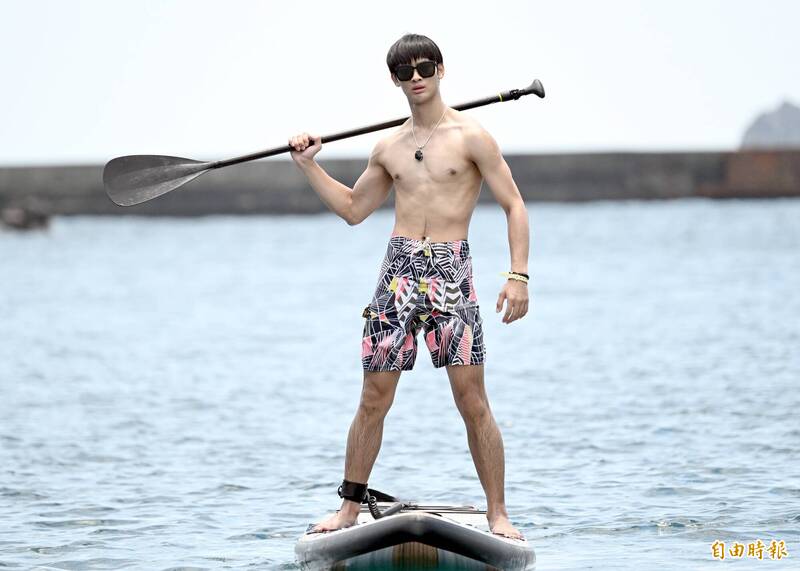 夏浦洋（圖）與MAX更在打水漂比賽中玩出水準。（記者潘少棠攝）