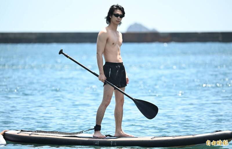 夏浦洋與MAX（圖）更在打水漂比賽中玩出水準。（記者潘少棠攝）