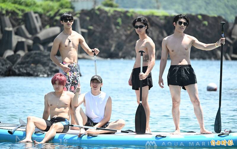 FEniX全員到齊，水上開玩。（記者潘少棠攝）