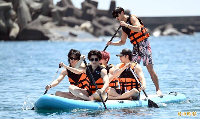 偶像男團FEniX直奔南方澳豆腐岬小海灣挑戰「龍舟板體驗」（記者潘少棠攝）