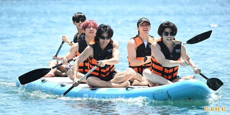 偶像男團FEniX直奔南方澳豆腐岬小海灣挑戰「龍舟板體驗」（記者潘少棠攝）