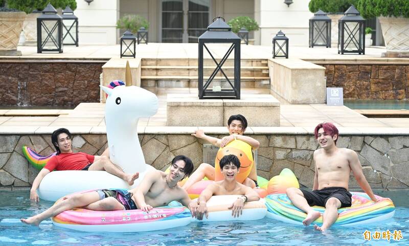 偶像男團FEniX成員夏浦洋、陳峻廷、曹家齊、MAX與李承隆，日前入住瓏山林蘇澳冷熱泉度假飯店。（記者潘少棠攝）