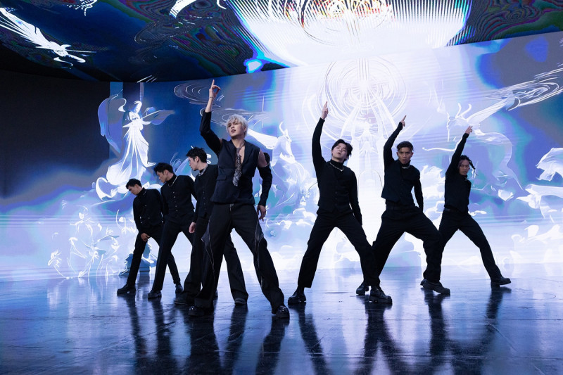 薛恩拍攝新歌MV，看來科技感十足。（華納提供）