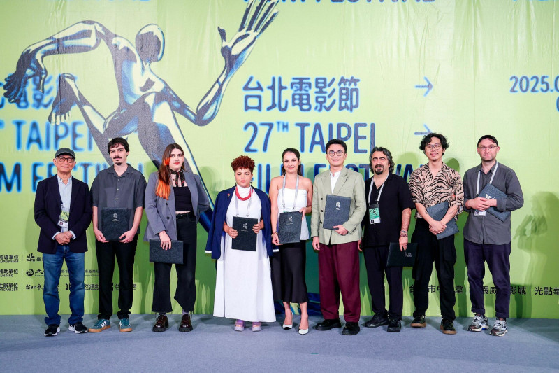 北影主席廖慶松（左）與入選片導演出席國際新導演頒獎典禮（左2起至右為《如果風知道》、《利貝拉達再一顆》、《幻之甜蜜島》、《窒愛難行》、《我家的事》、《兔巢少年》導演。（台北電影節提供）
