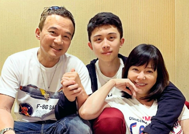 孫安佐「半裸渙散」站街頭 經紀人曝近況掀擔憂