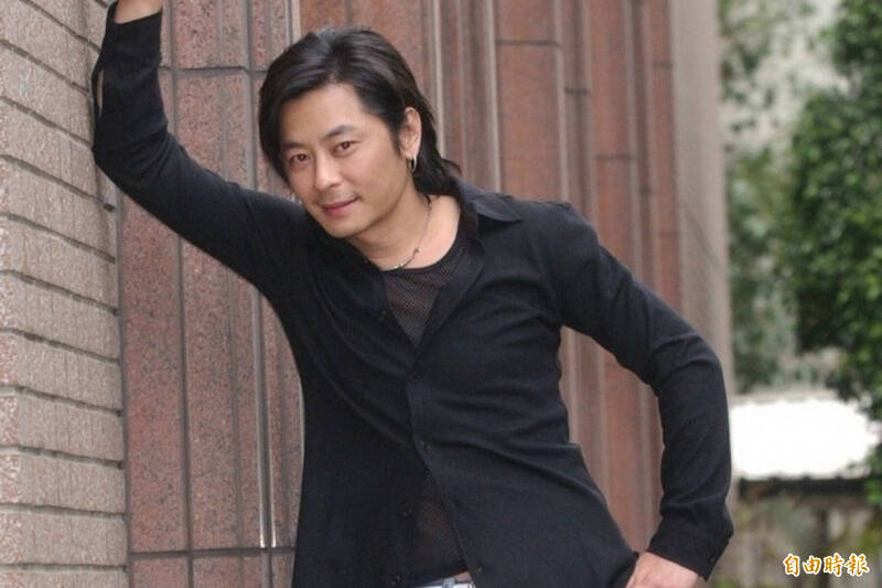 王傑躺著也中槍 歌迷狂練〈一場遊戲一場夢〉慘挨揍