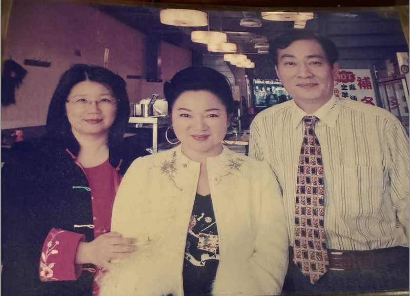 白冰冰（中）過去前往上海時，都會去拜訪余丹丹夫妻。（長興影視提供）