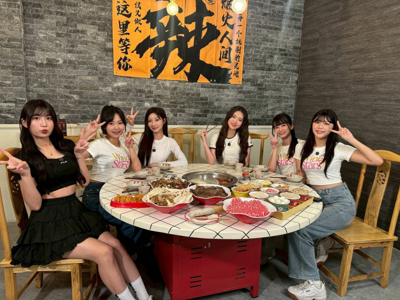 啦啦隊女神一粒攜團員濕身 挑戰夏日高雄極限滑水