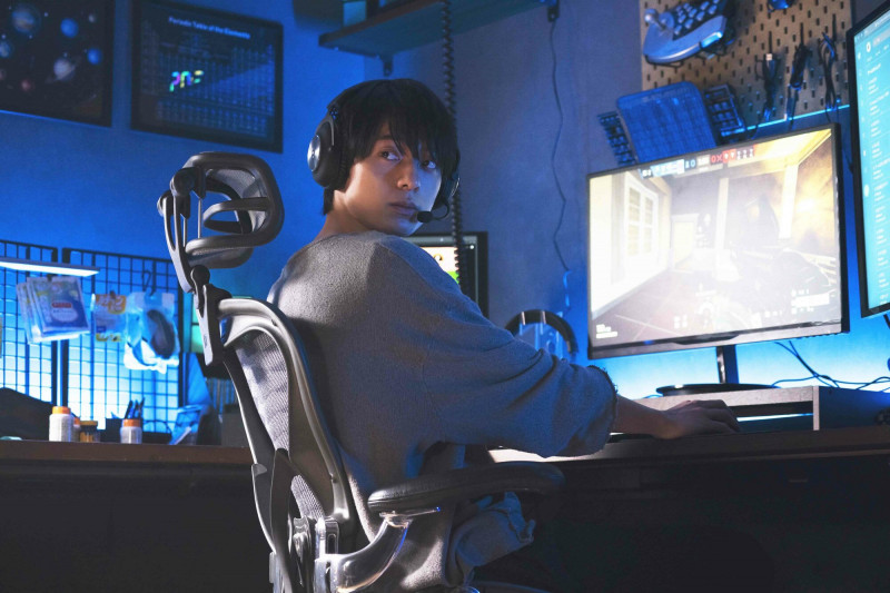 作間龍斗神還原《和山田談場Lv999的戀愛》中山田打遊戲的模樣。（天馬行空提供）