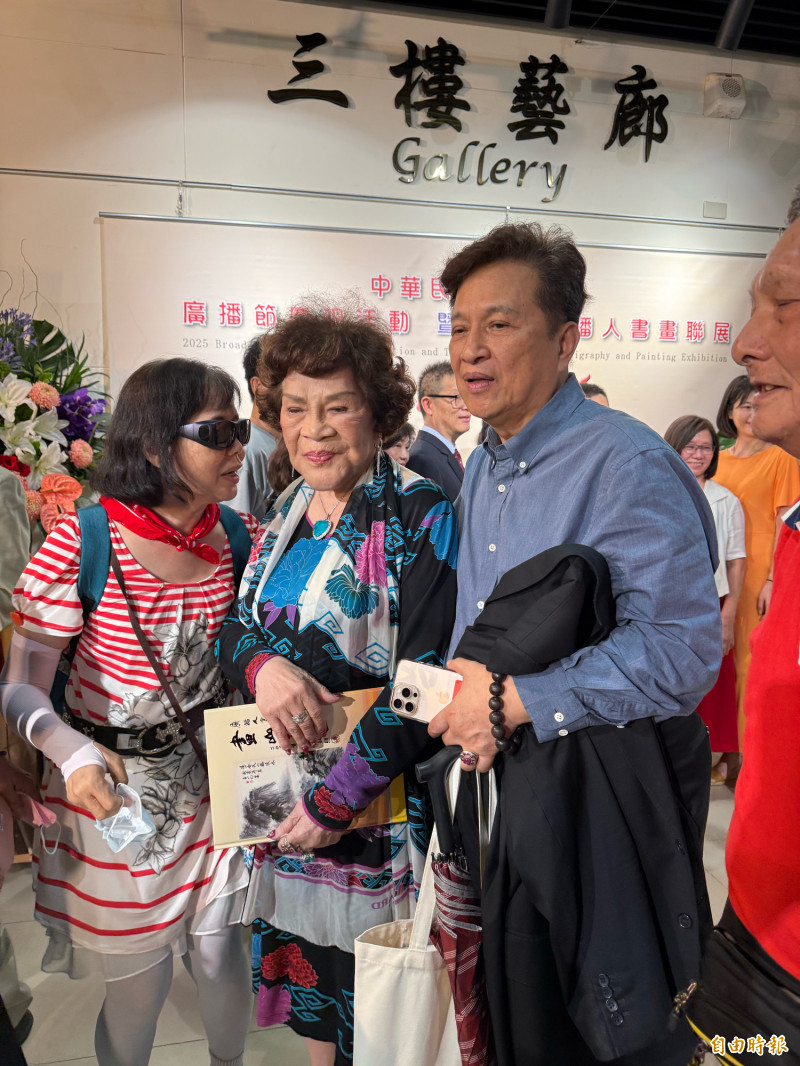 周遊、李朝永出席臺灣廣播人書畫聯展，面對熱情民眾要求合照，她忍著哀戚大方接受。（記者傅茗渝攝）