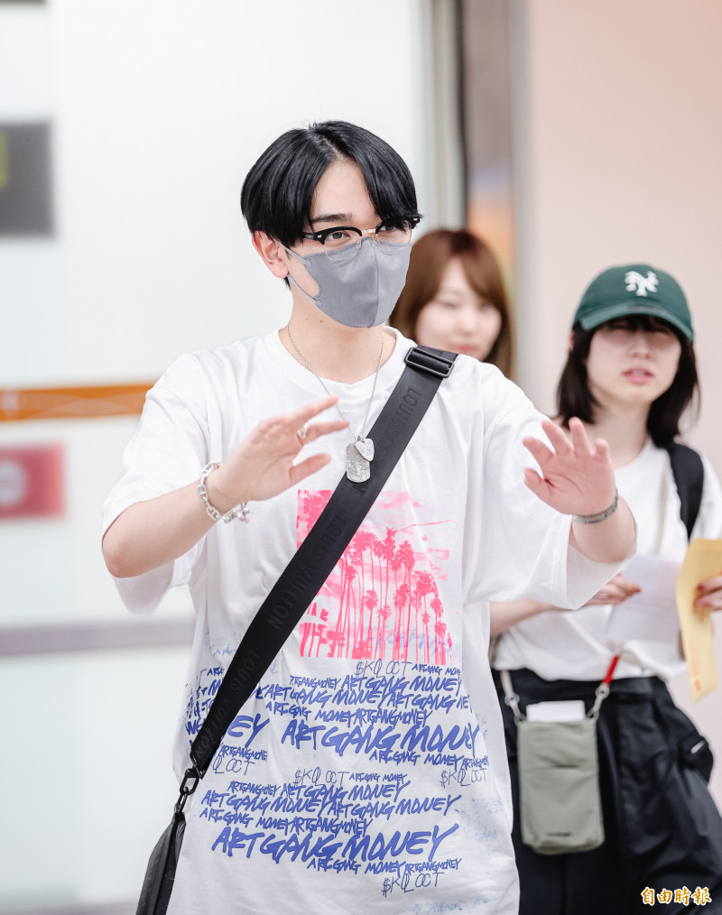 宮世琉彌戴上口罩，手做出「推」的動作。（記者王文麟攝）