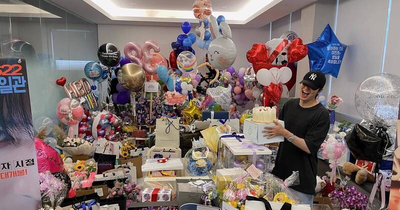 李敏鎬生日曬粉絲豪華應援 韓網掀「進貢文化」正反論戰