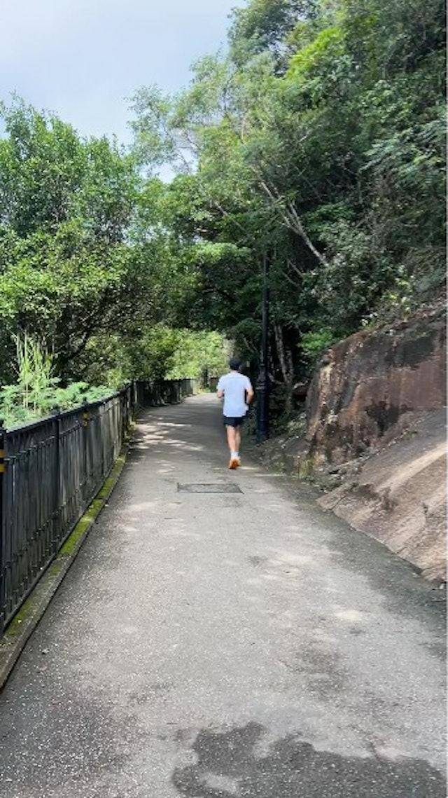 網友偶遇梁朝偉跑步。(翻攝小紅書)