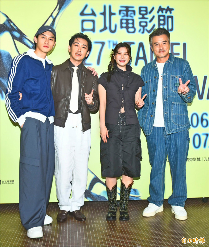 范少勳（左起）、施名帥、江宜蓉、李銘順受訪不停鬥嘴，感情融洽。（記者陳奕全攝）