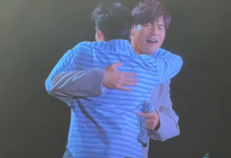 郭富城（左）和周杰倫擁抱。（翻攝自微博）