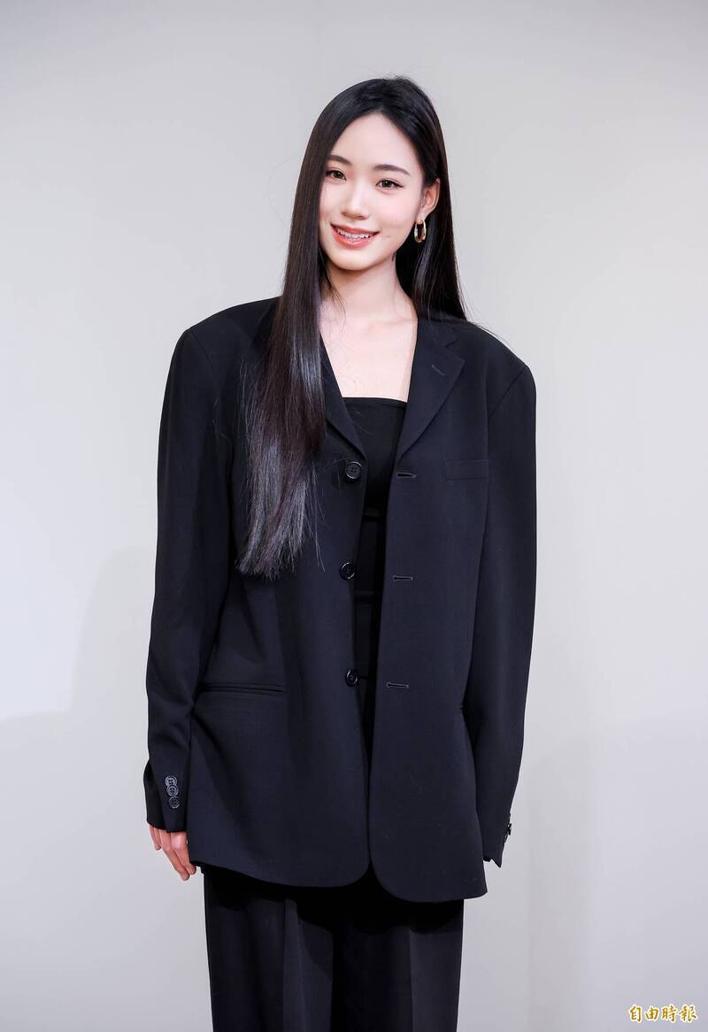Lily畫展評價兩極 網友吐槽：怎麼有點像Labubu