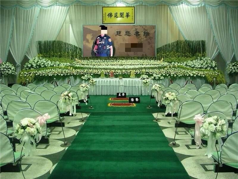 疲老闆把疑似老婆出軌的3名男子合成靈堂照，包括員警及知名藥師等人。（翻攝自臉書）