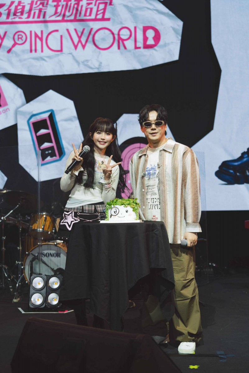 琳誼(左)舉辦生日演唱會,收到蕭煌奇送上香菜蛋糕。(相映音樂提供)
