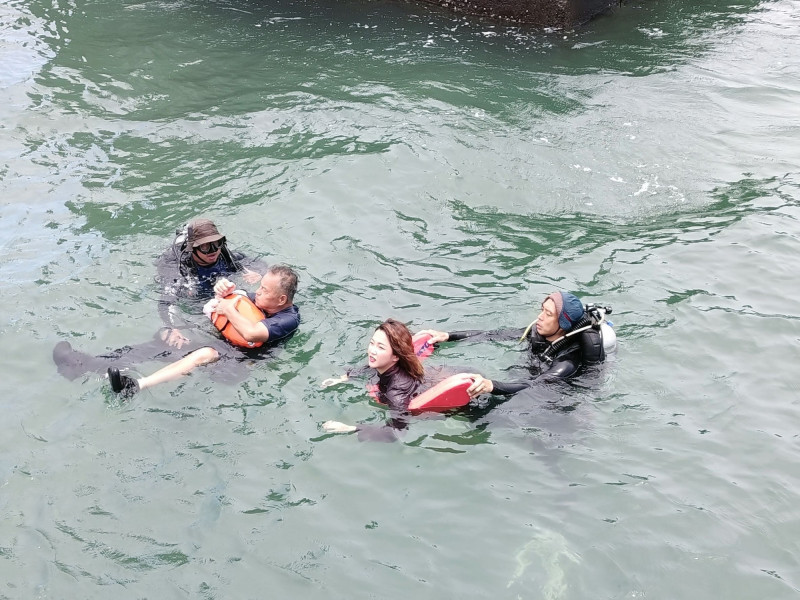 龍天翔跟賴慧如落水，兩人敬業完成拍攝。（民視提供）