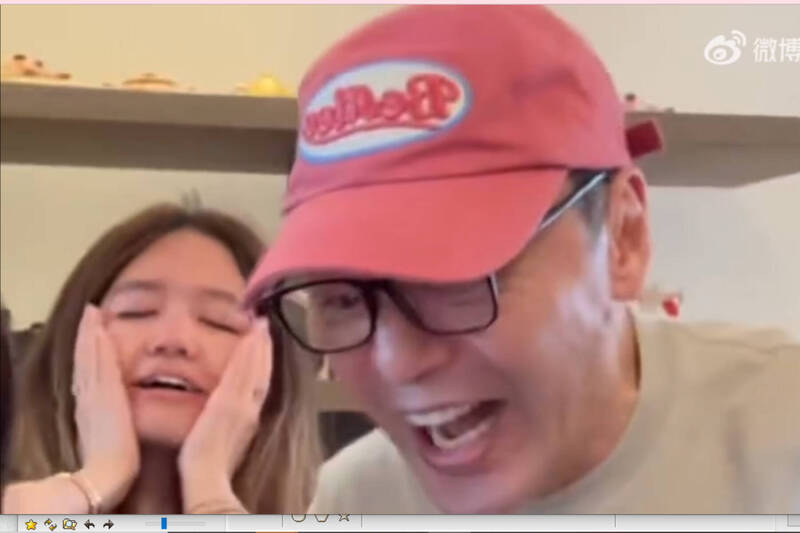 鍾懿（左）看到榜單不敢相信自己考上北京電影學院導演系研究所，鍾鎮濤則咧嘴笑。（翻攝自微博）