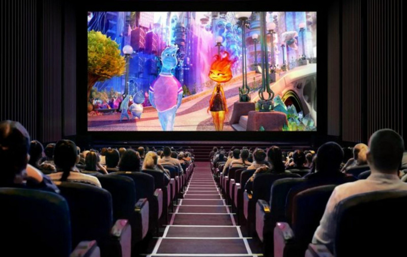 看電影不影響他人是基本禮儀，也是全民必須學習的功課。（翻攝自X）