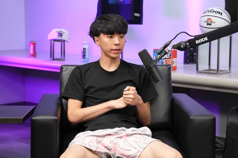 Ray透露自己消失的時間都在打電玩遊戲NBA 2K。（翻攝自YouTube）