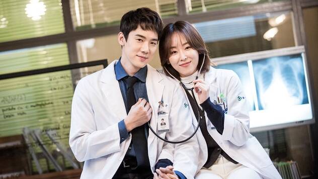柳演錫（左）與徐玄振這對CP當年可是拿到SBS演技大賞「最佳情侶獎」呢。（翻攝自《浪漫醫生金師傅》劇照）