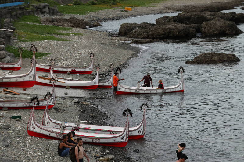 蘭嶼最引人入勝的就是達悟族的拼板舟，每年飛魚季的時候吸引無數人潮，若該年遇到大船下水的祭典，更是國內外媒體爭相報導。（熱血阿傑提供）