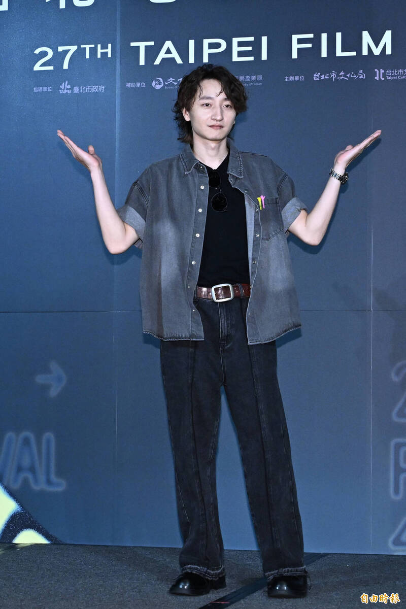 林政勳發現自家附近有防空洞的標示。（記者胡舜翔攝）