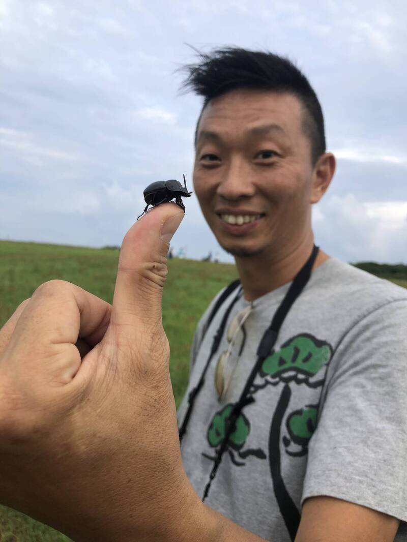 宜蘭五峰旗風景區環境優美，附近森林綠意盎然，夏天是獨角仙的季節，其它時序各有不同物種可觀察，阿傑手上的是被獼猴便便吸引來的糞金龜。（熱血阿傑提供）