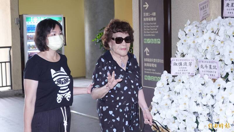 周遊知道兒子張志群在童年時期對她很不諒解。(記者潘少棠攝)