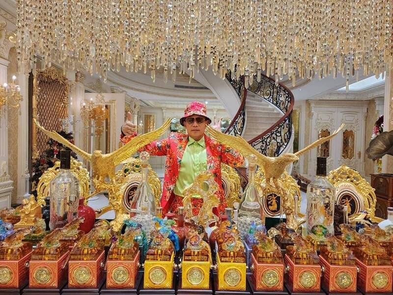 胡漢龔今日首次體驗釣蝦。（翻攝自臉書）
