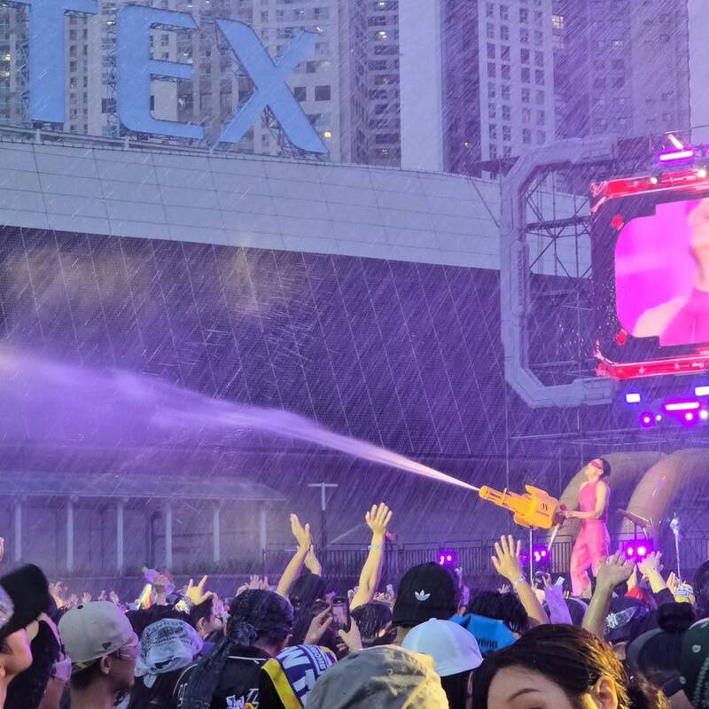 JYP往台下噴水，全場氣氛超嗨。（翻攝自IG）