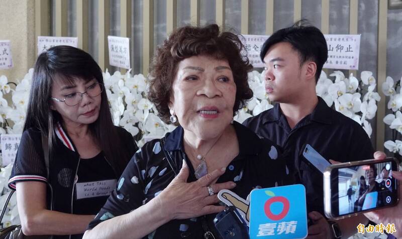 張育安前妻周遊（中）到場哀悼，淚嘆兩人「還是朋友」。（記者潘少棠攝）