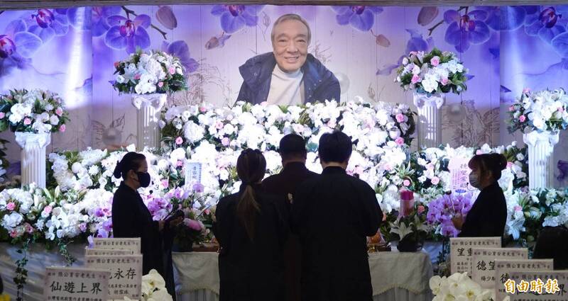 周遊哀傷送別前夫淚嘆「還是朋友」 兒子張志群哽咽：他不是完美父親
