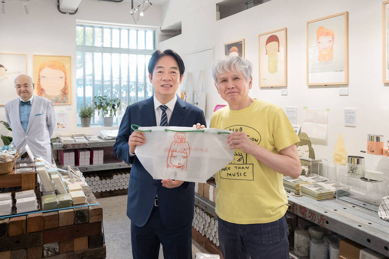 日本藝術家奈良美智（右）的觀影感言，在Threads平台成為熱門話題。（翻攝自X）