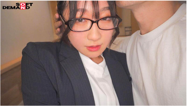 佐藤白花戴著眼鏡，畫著淡妝。（翻攝自劇照）